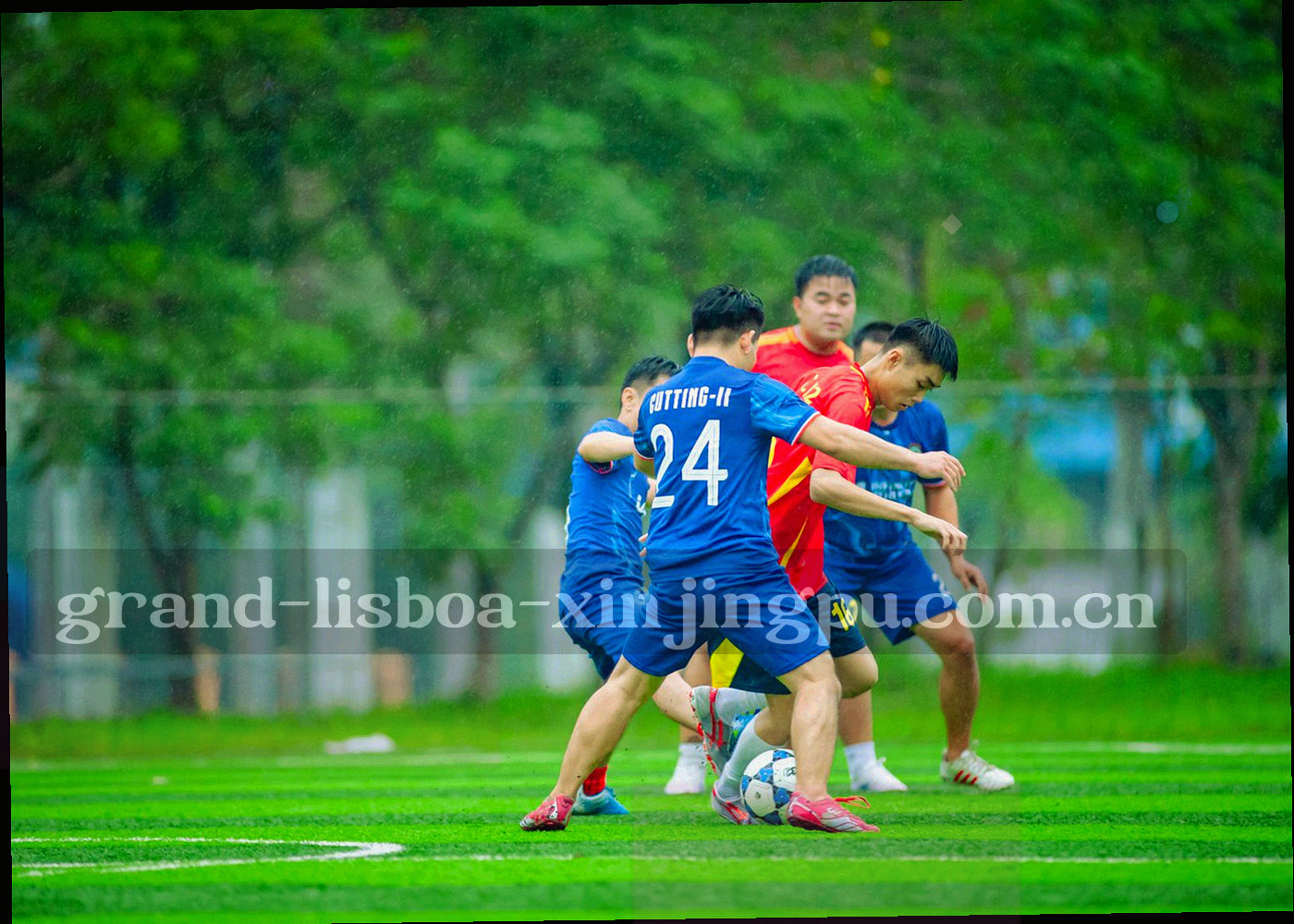 四条不同角度的霓虹光带在深色底上交错，分别偏暗金、电光紫、珊瑚橙与冷青
